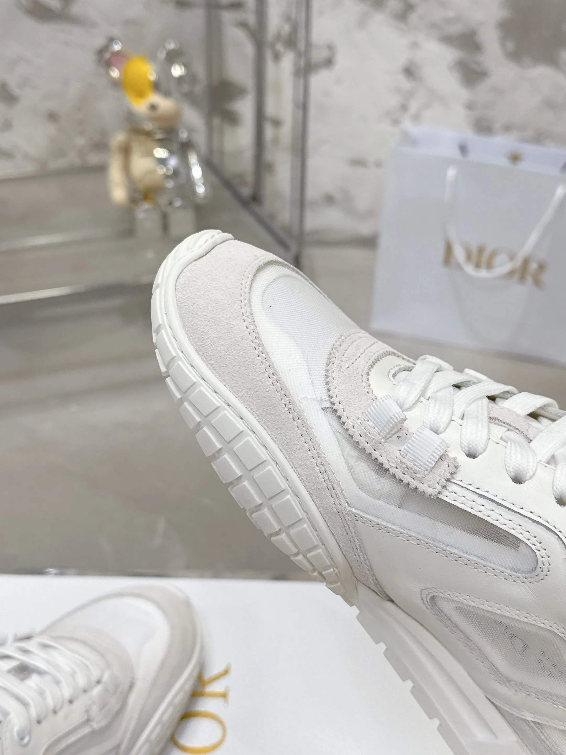 Factory price 640💰 Top version! ! ! Dior Tech sneakers Dior Tech is newly launched, with exquisite color matching and autumn and winter atmosphere. This Dior Tech sneaker is a new product in the 2026 early spring ready-to-wear series. It is equipped with fashionable details and highlights the retro aesthetics. Made of calfskin and suede calfskin upper with transparent mesh side panels and ChristianDior Paris signature on the heel and tongue. A textured, tonal Dior signature sole adds couture style. Upper material: Textile, cowhide split leather, cowhide leather with Christian Dior Paris logo on the heel and tongue Textured Dior logo rubber sole embellished with Christian Dior's lucky star symbol! Size 35-46 (40 for women, 41 for men, 38.45.46, custom made and non-refundable)